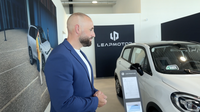 Avec la hausse du prix des carburants, certains concessionnaires se tournent vers l'électrique