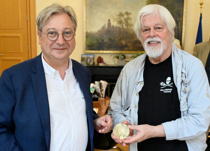 Le Zap : Paul Watson reçoit la médaille de la ville de Metz