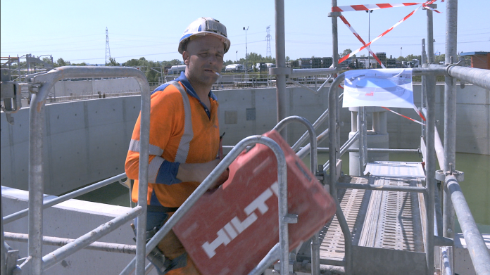 Malgré le soleil de plomb, les ouvriers s’activent à la station d’épuration de Hauconcourt. Depuis septembre dernier, ils réalisent une ambitieuse extension à l’actuelle. Un chantier colossal, mais indispensable pour éviter qu’elle soit un jour saturée. Vendredi 19 juin 2026, on vous fait visiter le chantier, l’odeur en moins.