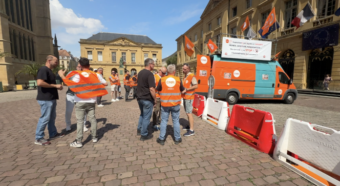 Une vingtaine d'agents de l'Euro-Métropole de Metz se sont rassemblés place d'Armes ce mardi 30 juin. Ils dénoncent l'exposition potentielle de plusieurs dizaines de leurs collègues à l'amiante.