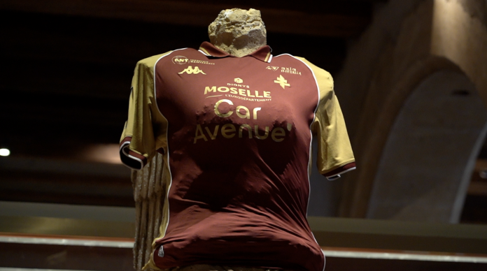 Le FC Metz mise sur le grenat… et l'or pour son nouveau maillot domicile