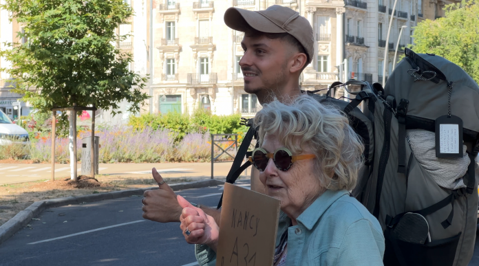 Jules Riss et sa mamie de 93 ans prennent la route en stop jusqu’en Ardèche