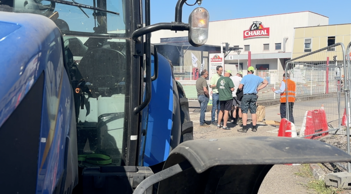 Les agriculteurs bloquent l'accès à l'abattoir Charal de Metz pour manifester contre la baisse des prix de la viande