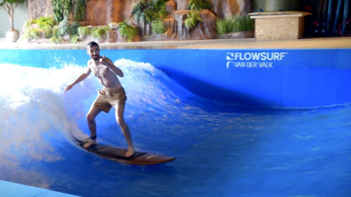 Surfer près de la Moselle semble être mission impossible. Mais depuis janvier 2026, il est possible de s'y essayer grâce à une vague d'intérieur à Arlon, à 1h de Metz. J'ai tenté de la dompter.