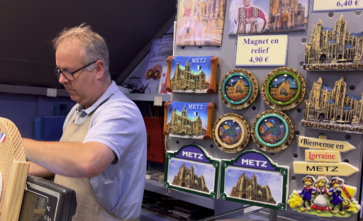 La venue du Pape se prépare dans les boutiques messines