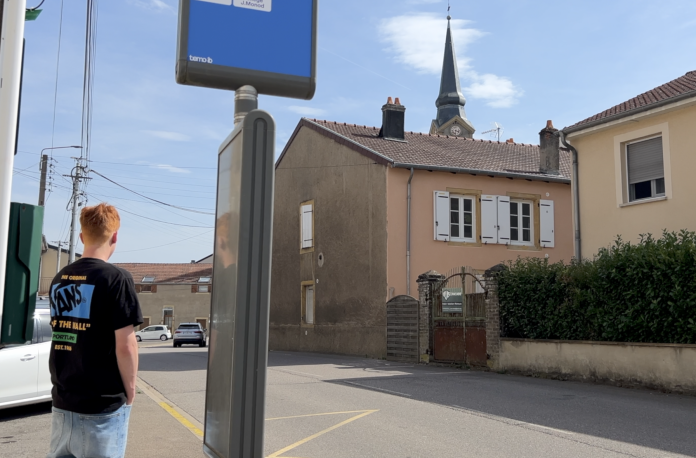 Pour 85 écoliers de Hayange, âgés de 6 à 11ans, les trajets maison-école vont être bouleversés. C’est le 6 août 2026 que les familles ont appris la disparition des navettes scolaires municipales. Une angoisse, à quelques jours de la rentrée.
