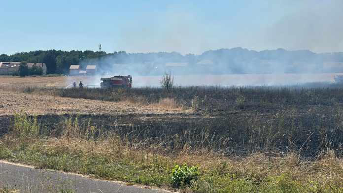 Incendie à Norroy-le-Veneur : un bungalow et un champ détruits par les flammes