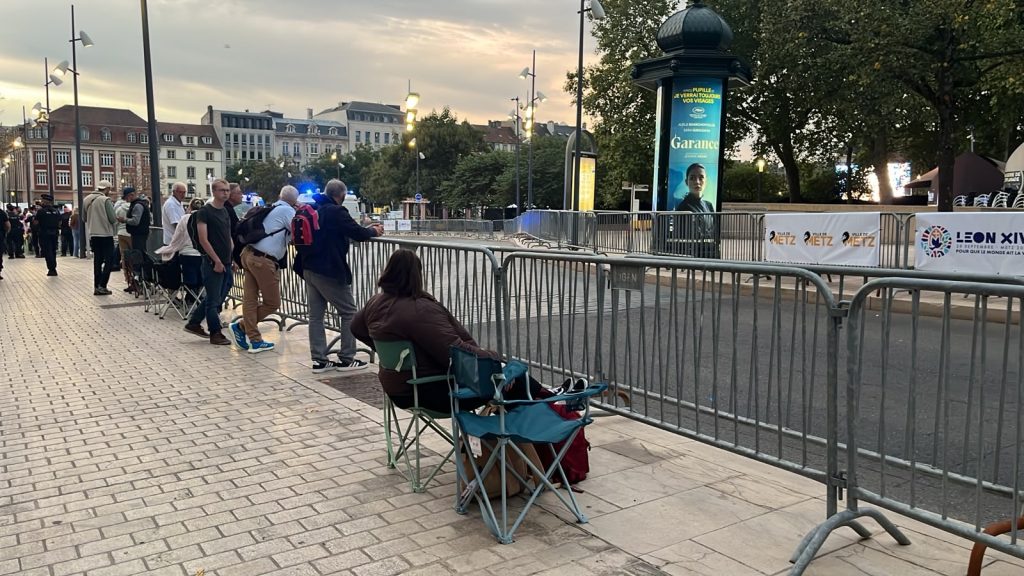 Les premiers pèlerins se sont confortablement installés Place de la République.