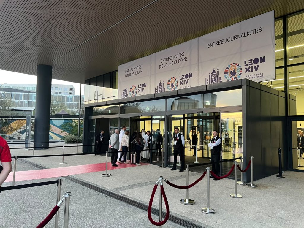 Les invités entrent au congrès à Metz, avant la rencontre interreligieuse et les échanges autour de l'Europe. 