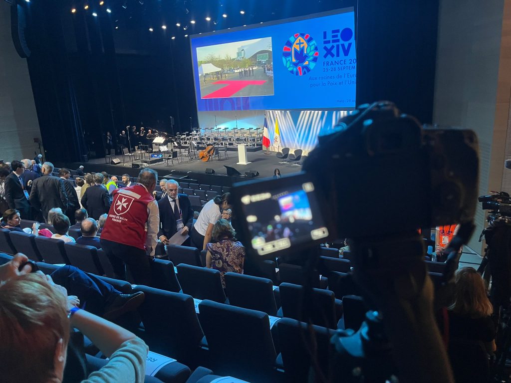 L'auditorium commence doucement à se remplir