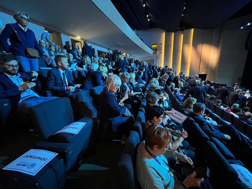 Élus et personnalités invitées s'installent dans l'auditorium