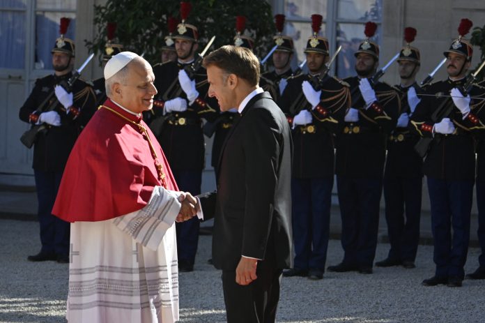 Finalement, Macron assistera à la messe célébrée dans la cathédrale Saint-Étienne. Crédit : Photo par DANIEL PIER / NURPHOTO / NURPHOTO VIA AFP