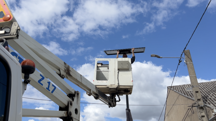 À l’heure où certaines villes décident d’éteindre leurs lampadaires pour faire des économies, une solution émerge. Corny-sur-Moselle, près de Metz, est devenue la vitrine de l’éclairage public nouvelle génération. Mercredi 9 septemebre, les élus voisins y étaient conviés pour découvrir cette technologie.
