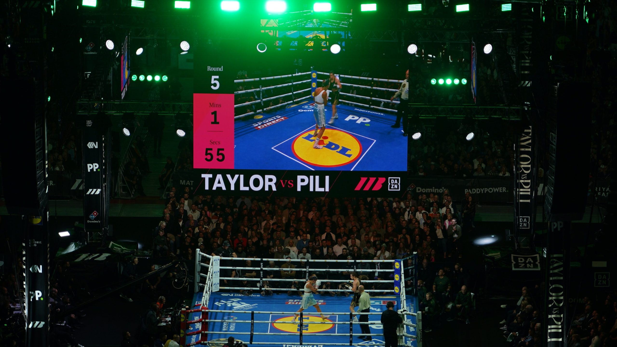 Boxe : Dans une ambiance légendaire, Flora Pili ne réalise par l'exploit face à Katie Taylor
