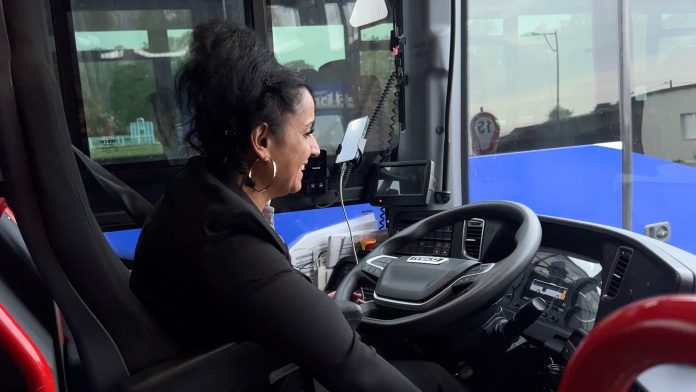 Dans le quotidien de Mehrican, conductrice de bus depuis 20 ans