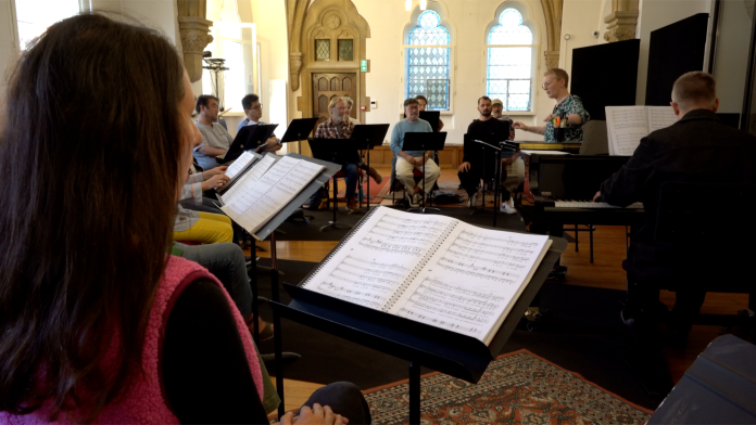 Les voix des choristes s'échauffent avant la venue du Pape