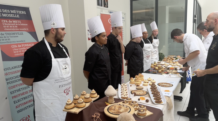 Les apprentis pâtissiers mettent la main à la pâte