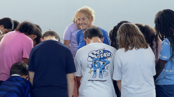 À 92 ans, Wanda et ses amis partagent une séance de gym avec les écoliers de Vitry-sur-Orne