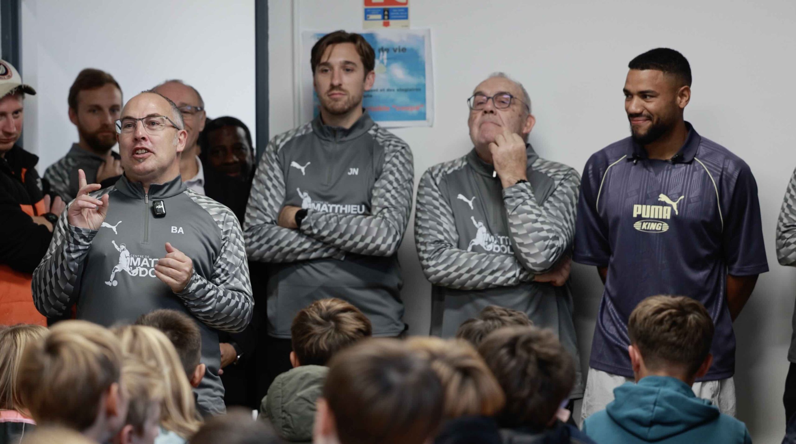 Bertrand Antoine et Matthieu Udol au moment de la surprise aux enfants
