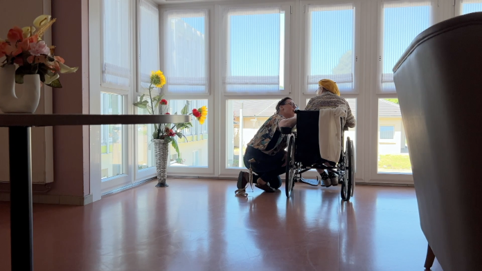 « Ils sont perdus parce que c’est un nouveau statut qui leur tombe dessus » : les aidants face à leurs difficultés