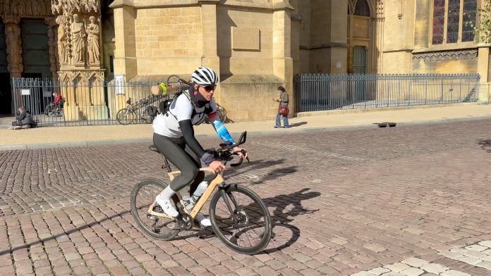 10 Iron Man en 30 jours en transportant un tronc d'arbre : le défi d'un triathlète pour sensibiliser