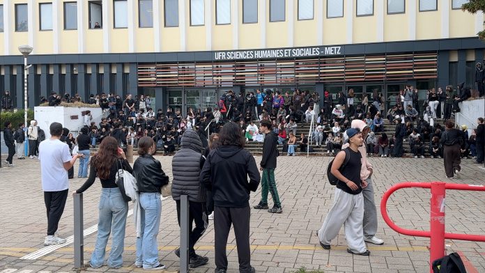Les lycéens et étudiants rassemblés à Metz le 2 octobre. ©Paul Obrist