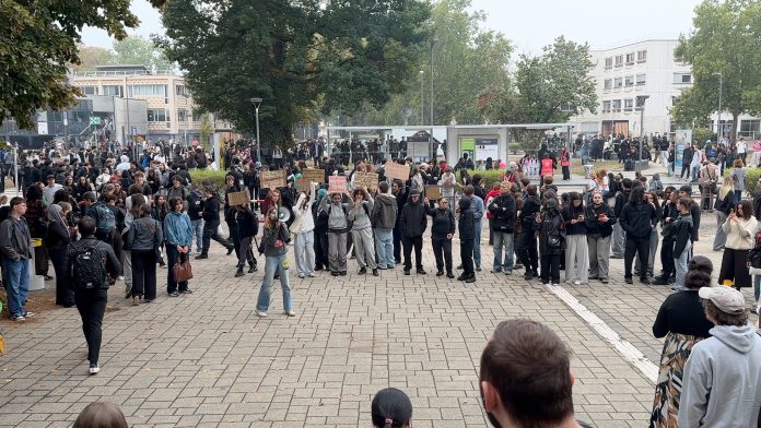 Les lycéens et étudiants rassemblés à Metz le 2 octobre. ©Paul Obrist