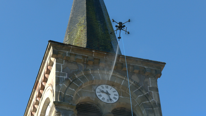 À Elvange, la commune mise sur un drone pour nettoyer son église